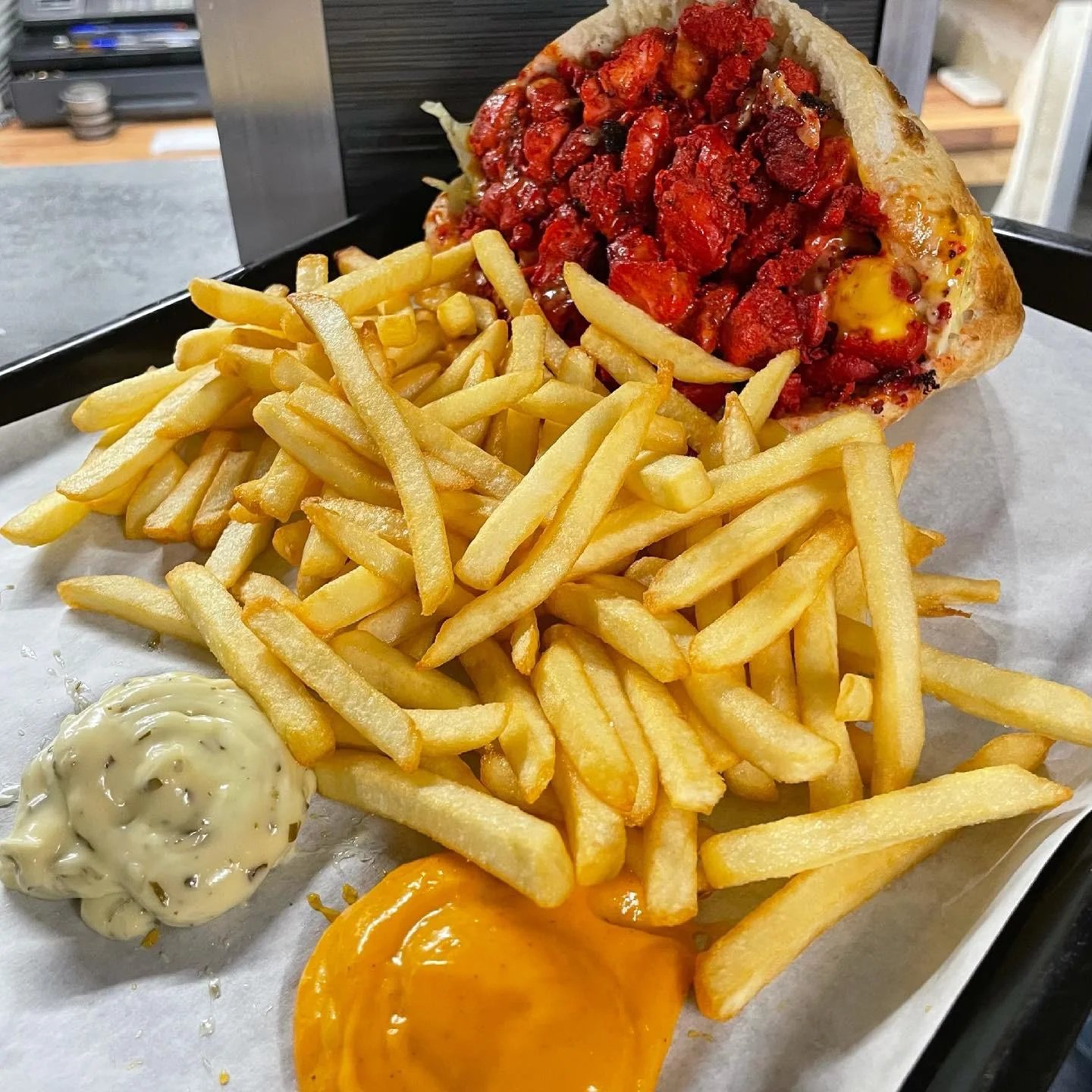 Sandwich épicé avec frites